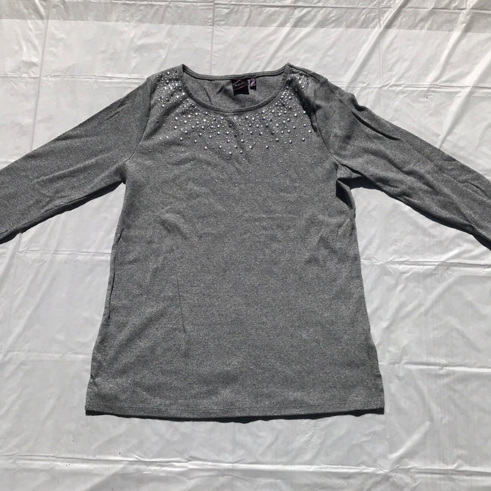 🔥 3/$20 🔥Grey shirt with sticker design on front